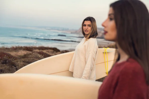 Shot Two Female Friends Holding Surfboards While Looking Ocean — Stock Photo, Image