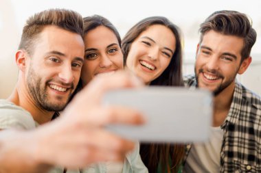 Eğlenmeyi seven ve selfie çeken arkadaşlar.