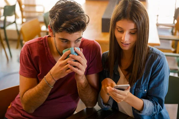 Amici Che Studiano Insieme Guardano Qualcosa Telefono — Foto Stock