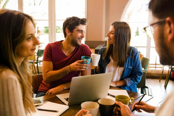 Grupp Vänner Som Studerar Tillsammans Och Har Roligt — Stockfoto