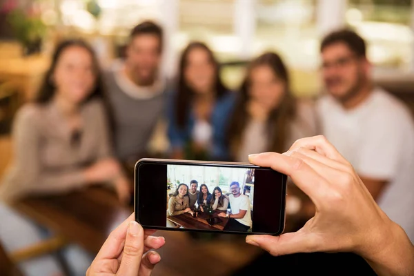 Fare Una Foto Gruppo Amici Bar — Foto Stock