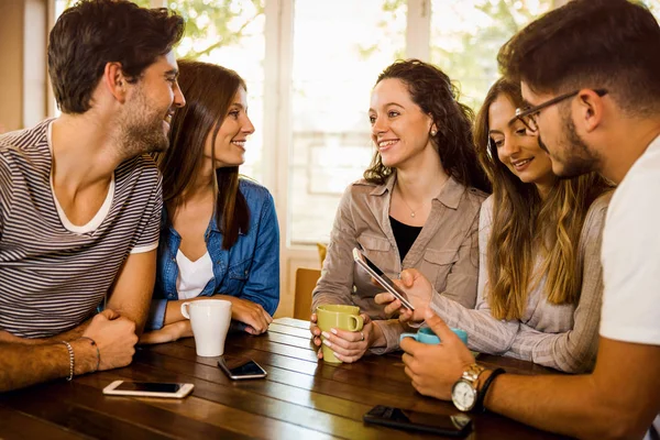 Grupp Vänner Som Pratar Och Dricker Kaffe Caféet — Stockfoto