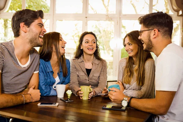 Grupp Vänner Som Pratar Och Dricker Kaffe Caféet — Stockfoto