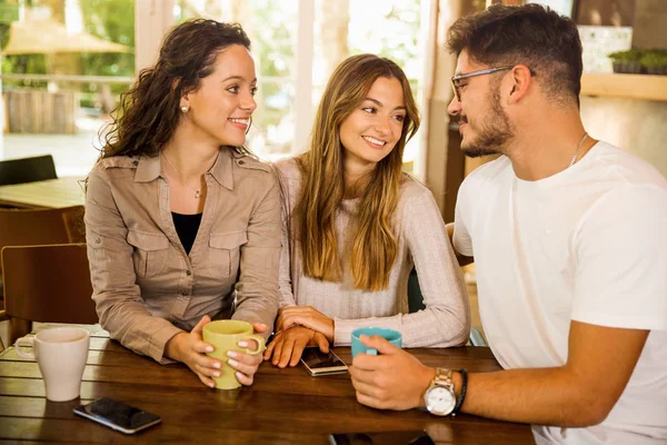 Grupp Vänner Som Pratar Och Dricker Kaffe Caféet — Stockfoto