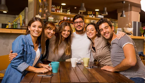 Grupp Vänner Tittar Kameran Caféet — Stockfoto