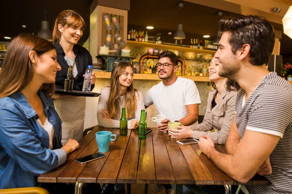 Grupp Vänner Gör Beställning Caféet — Stockfoto