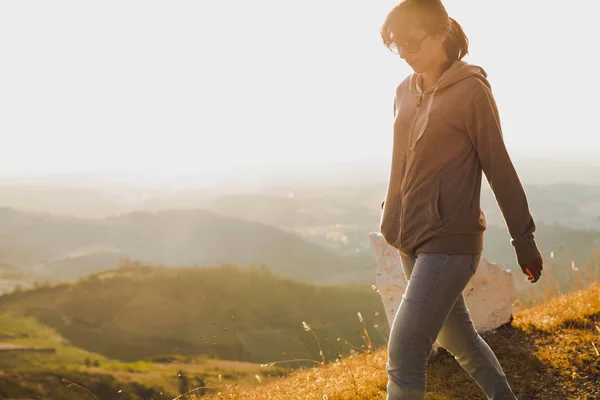 Beautiful Woman Casual Clothes Walking Hill Sunny Day — Stock Photo, Image