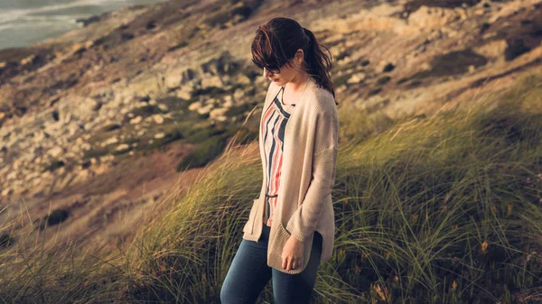 Beautiful Woman Walking Coast Ocean — Stock Photo, Image