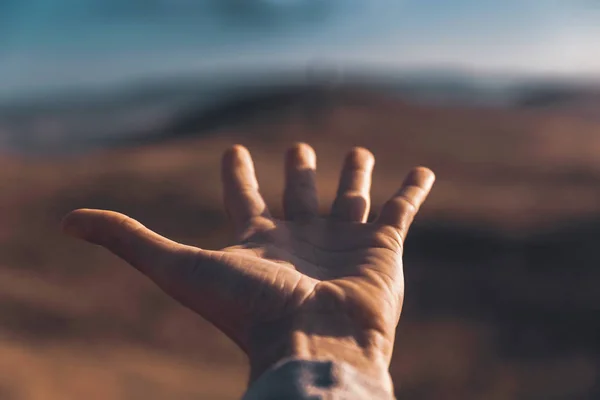 Geöffnete Handfläche Auf Verschwommenem Natürlichen Hintergrund Nahaufnahme — Stockfoto