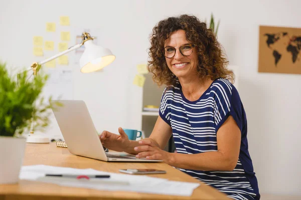 Mulher Meia Idade Escritório Trabalhando Com Laptop — Fotografia de Stock