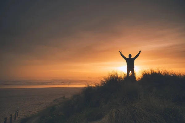 Homem Nas Dunas Areia Pôr Sol — Fotografia de Stock