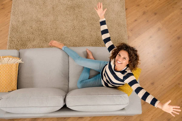 Vista Dall Alto Una Bella Donna Sul Divano Con Braccia — Foto Stock