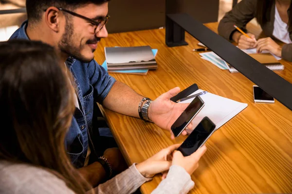 Grupo Jóvenes Estudiantes Viendo Algo Por Teléfono — Foto de Stock