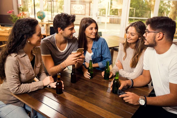バーでビールを飲む友人のグループ — ストック写真