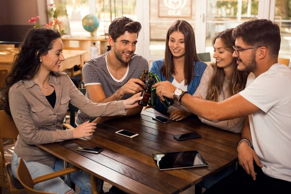 Gruppo Amici Che Escono Fanno Brindisi Con Birra — Foto Stock