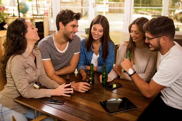 Een Groep Vrienden Aan Bar Die Een Biertje Drinkt — Stockfoto