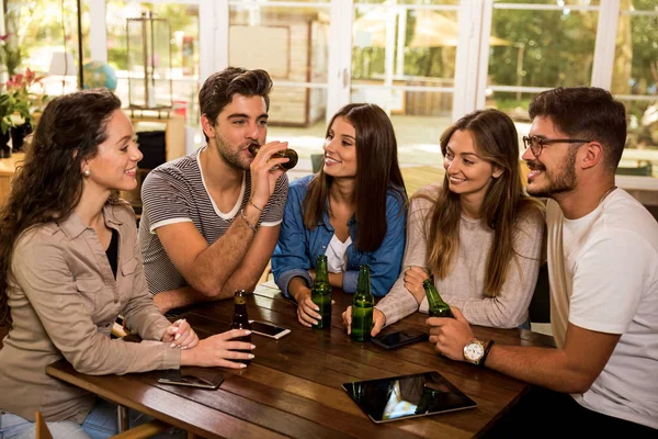 Een Groep Vrienden Aan Bar Die Een Biertje Drinkt — Stockfoto
