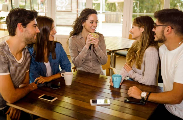 Eine Gruppe Von Freunden Unterhält Sich Und Trinkt Kaffee Café — Stockfoto