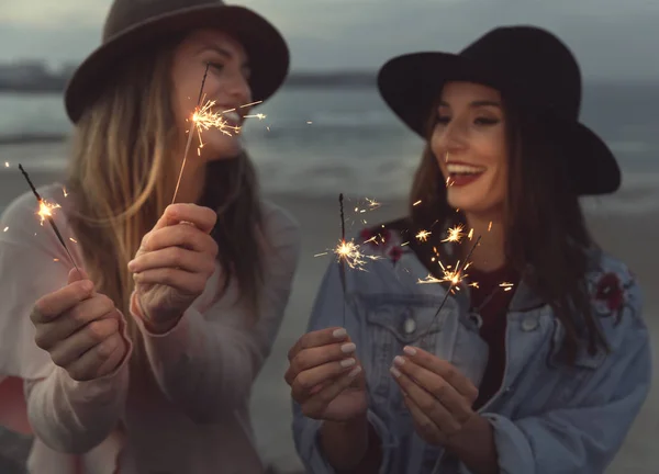Zwei Beste Freundinnen Feiern Mit Wunderkerzen Strand — Stockfoto
