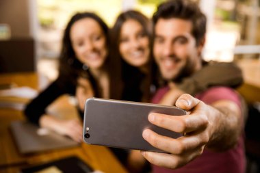 Bir selfie yapmak için çalışmalarda bir duraklama