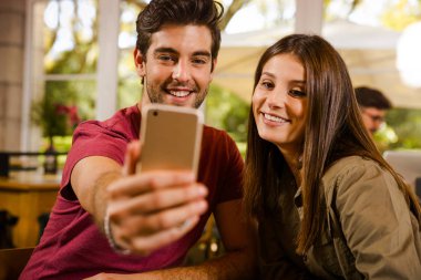 Çalışmalara ara verirken selfie çeken arkadaşlar