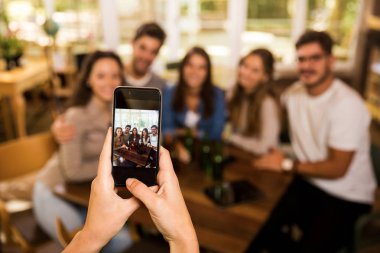 Barda bir grup arkadaşın fotoğrafını çekiyorum. 