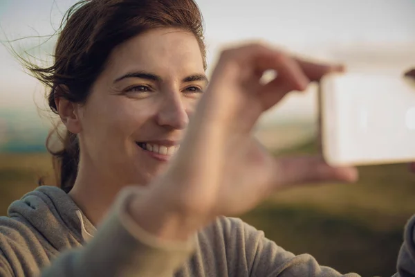 Жінка Природі Знімає Мобільним Телефоном — стокове фото