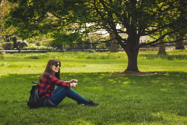 美しい女性は レの草の上に座って リラックス — ストック写真