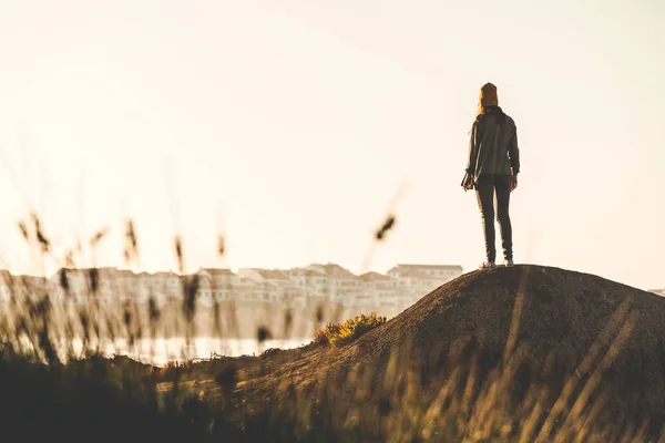 Woman Yellow Cap Enjoying View — Stock Photo, Image