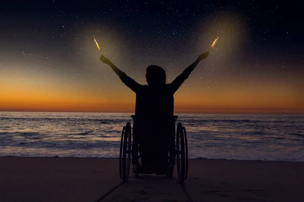 Handikappad Kvinna Rullstol Håller Eld Tomtebloss Vacker Natt — Stockfoto