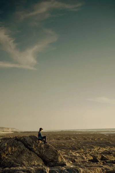 Самотня Жінка Пляжі Сидить Скелях — стокове фото