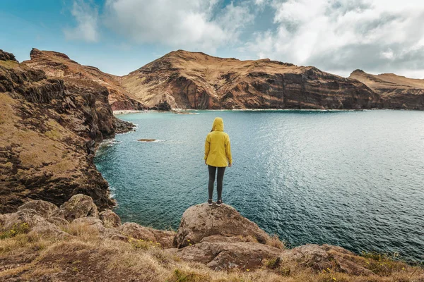 Jovem Viajante Sexo Feminino Desfrutando Natureza — Fotografia de Stock