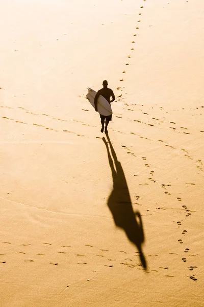 Vista Superior Surfista Corriendo Playa — Foto de Stock