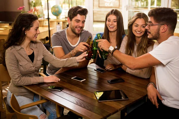 Gruppo Amici Che Escono Fanno Brindisi Con Birra — Foto Stock