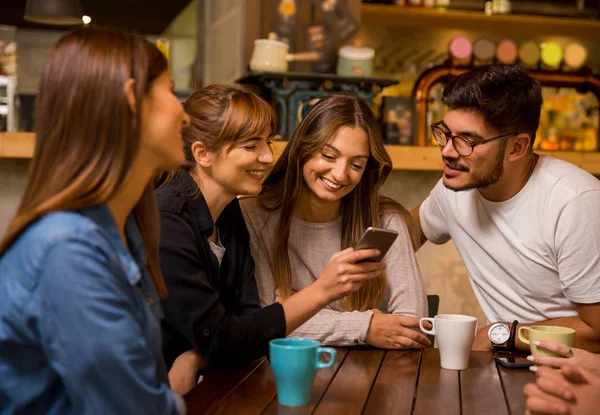 Barátok Zsiványtanya Kávézóban Néz Valamit Telefon — Stock Fotó