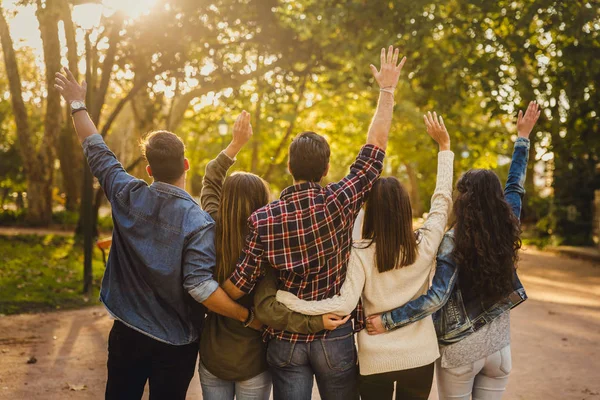 Amigos Abrazados Juntos Con Los Brazos Aire — Foto de Stock