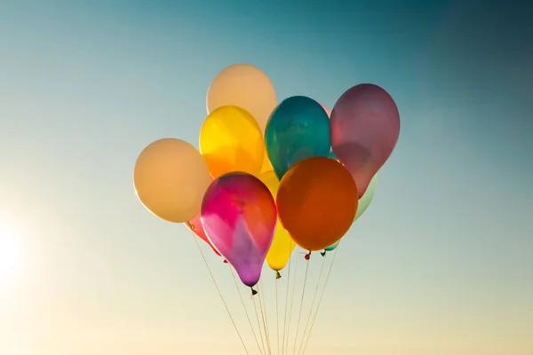 Des Ballons Colorés Échouent Dans Ciel Bleu — Photo