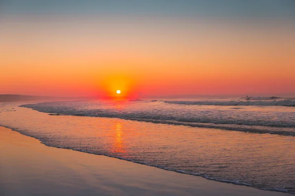 Όμορφο Ηλιοβασίλεμα Στην Παραλία Της Πορτογαλίας — Φωτογραφία Αρχείου