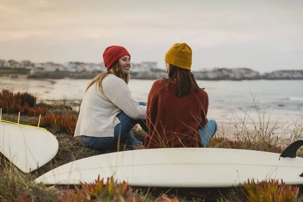 Dois Melhores Amigos Sentados Perto Costa Com Suas Pranchas Surf — Fotografia de Stock