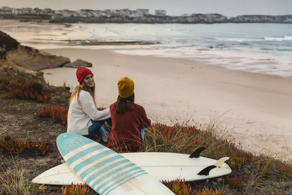 Two Best Friends Sitting Coastline Her Surfboards While Looking Ocean — Stock Photo, Image