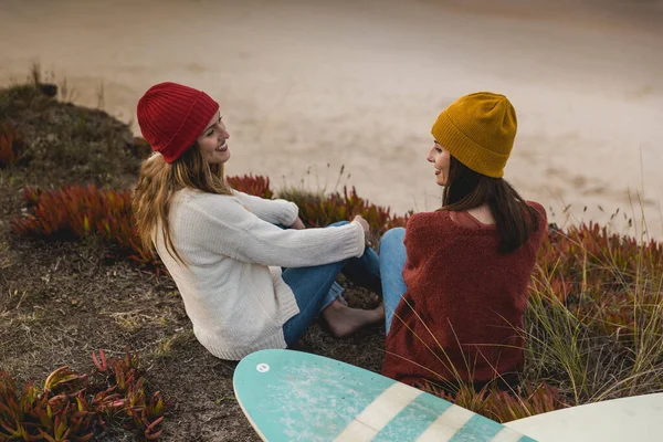 Zwei Beste Freundinnen Sitzen Mit Ihren Surfbrettern Küstennähe Und Blicken — Stockfoto