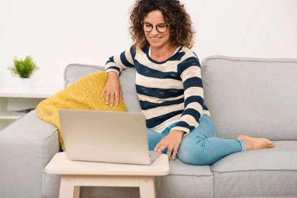 Mulher Bonita Casa Sentada Sofá Trabalhando Com Laptop — Fotografia de Stock