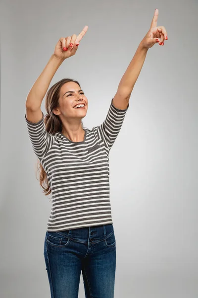 Retrato Uma Bela Mulher Feliz Olhando Para Cima Apontando Para — Fotografia de Stock