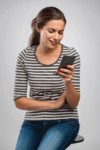 Beautiful Happy Young Woman Sitting Bench Sending Text Message Someone — Stock Photo, Image