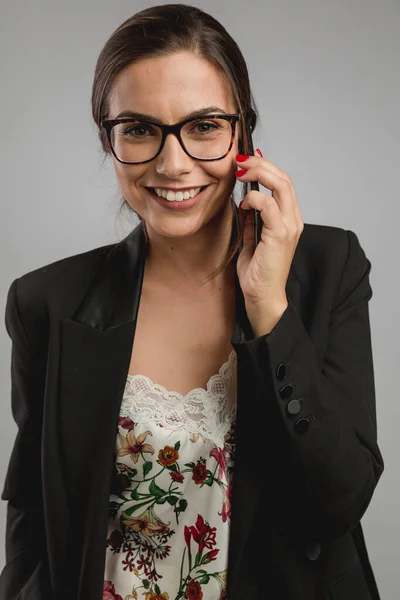 Снимок Красивой Молодой Женщины Разговаривающей Мобильному Телефону — стоковое фото