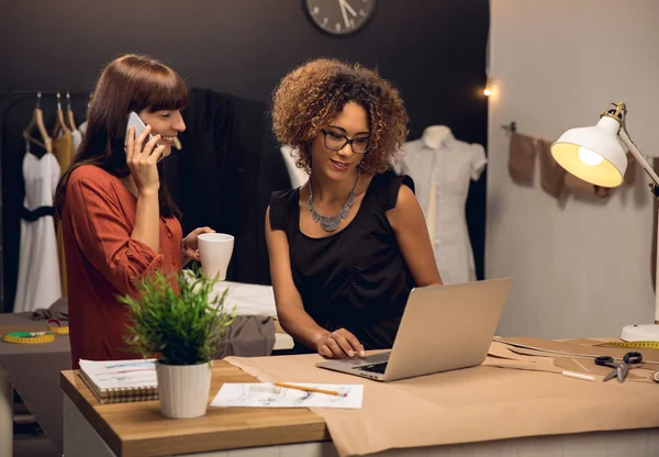 Two Young Entrepreneur Women Fashion Designer Working Her Atelier — Stock Photo, Image