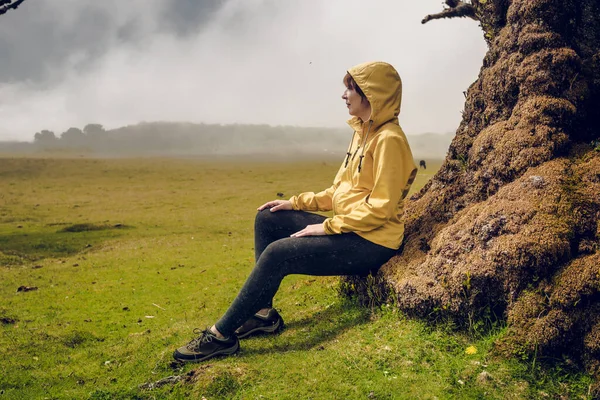 Woman Resting Ancient Tree Enjoying View — ストック写真