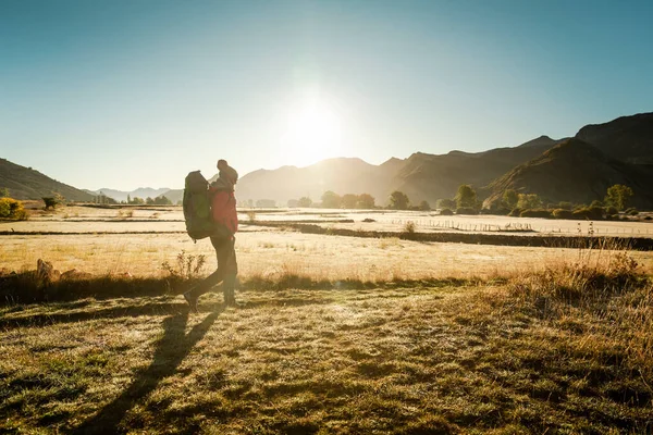 Shot Van Een Vrouw Die Loopt Met Een Rugzak Bij — Stockfoto