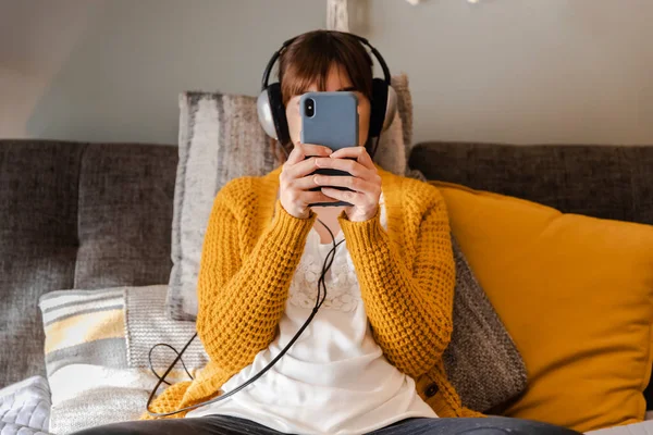 Mujer Casa Escuchar Música Teléfono — Foto de Stock