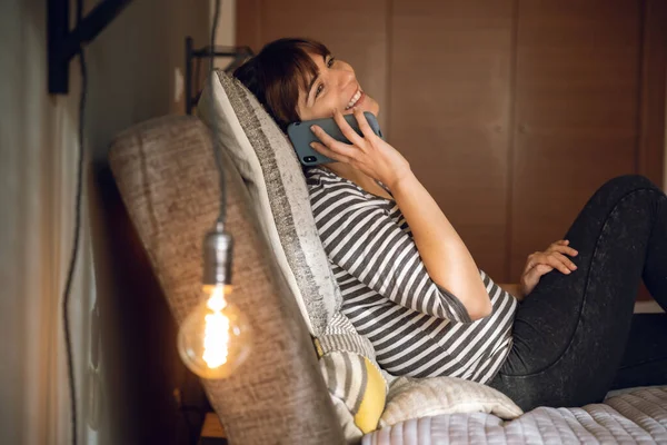 Frau Auf Ihrem Schlafzimmer Mit Einem Tollen Chat Telefon — Stockfoto